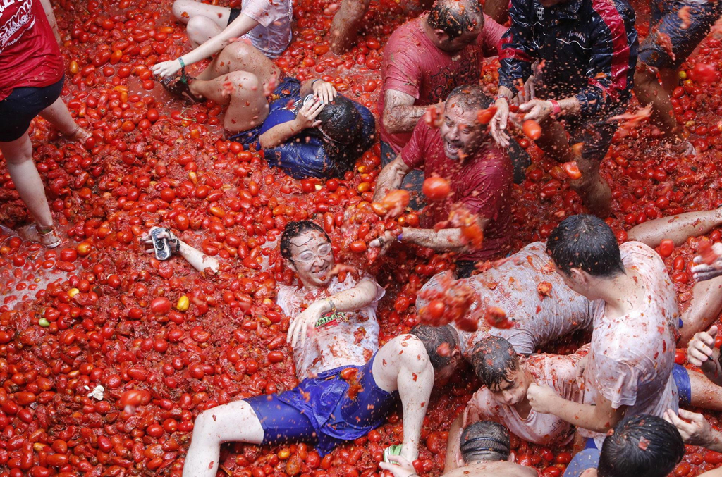 Bơi giữa 'cơn lũ' cà chua trong lễ hội độc đáo ở Tây Ban Nha