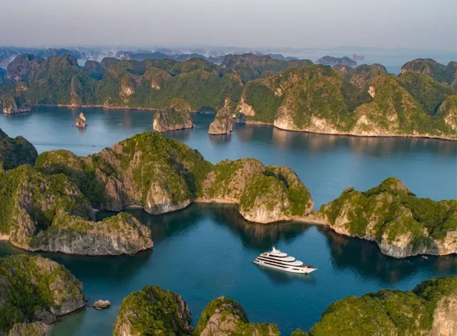 Vịnh của Việt Nam được trang du lịch nước ngoài khen ngợi: Địa điểm tham quan đẹp hàng đầu Đông Nam Á, chưa đi thì quá tiếc